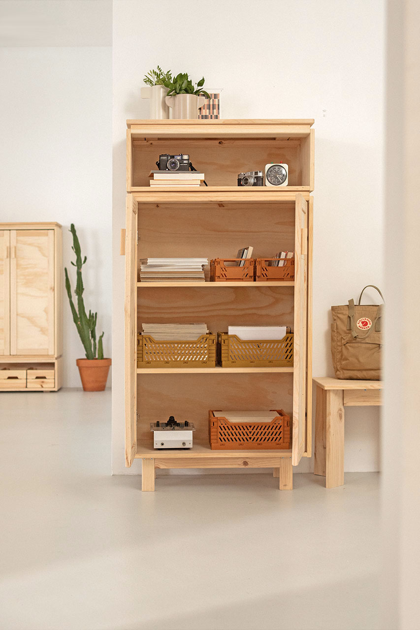 Imagen de ambiente 4 para:Armario de madera de pino para el recibidor